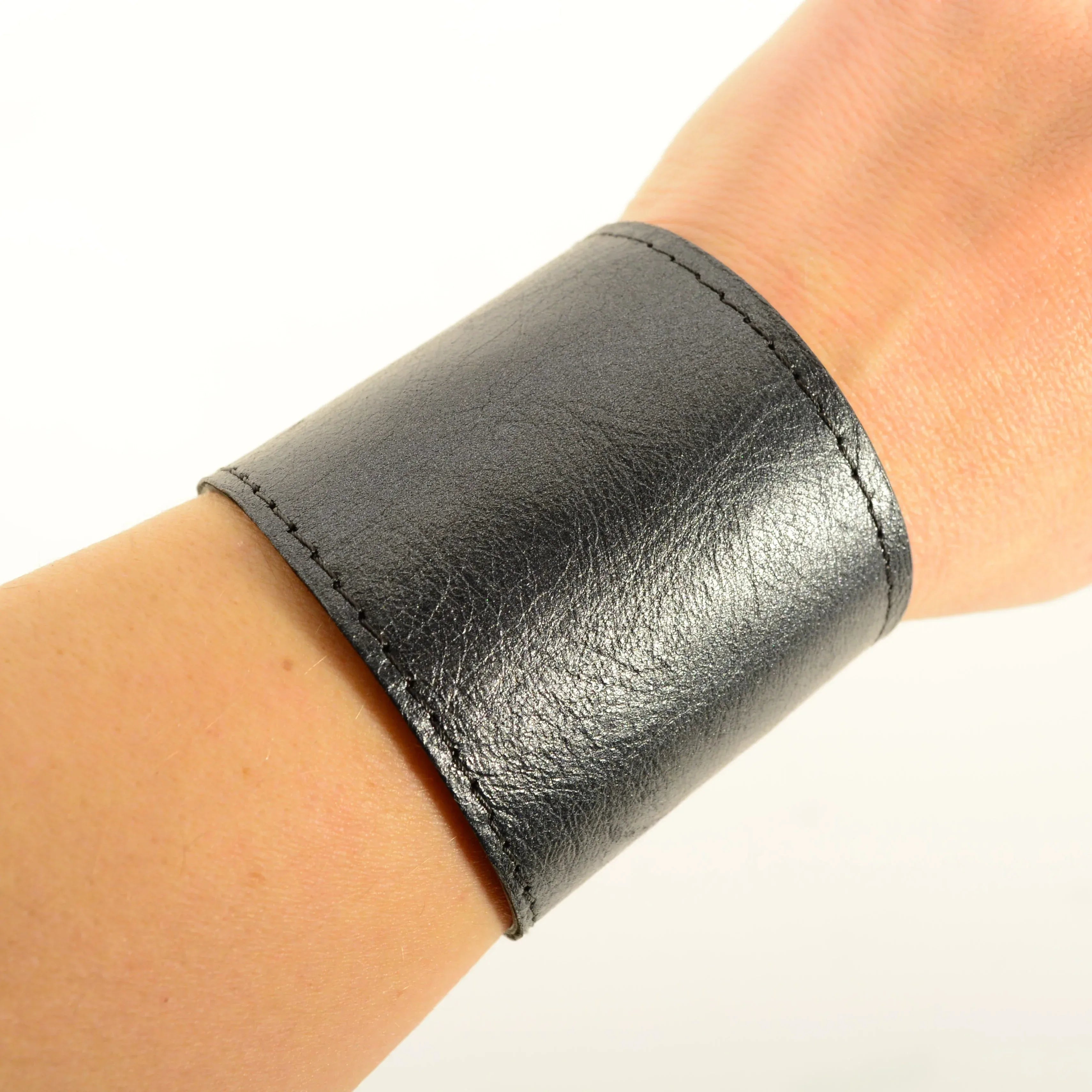 Регулируема кожена гривна маншет – подхожда за всяка китка, 10 цвята - Nadin's Leather Studio